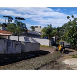 Administração Municipal executa melhorias em estradas e ruas do interior e de bairros